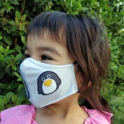 Cara niña con mascarilla infantil de tela reutilizable homologada ffp2. Dibujo pingüino
