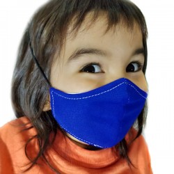 Cara niña con mascarilla infantil de tela reutilizable homologada ffp2 en color azul